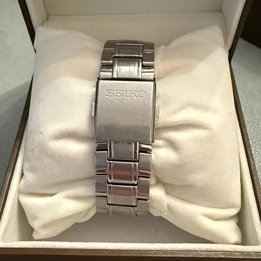 Seiko Solar Chronograph Men's Watch- stainless steel V172-OAJO